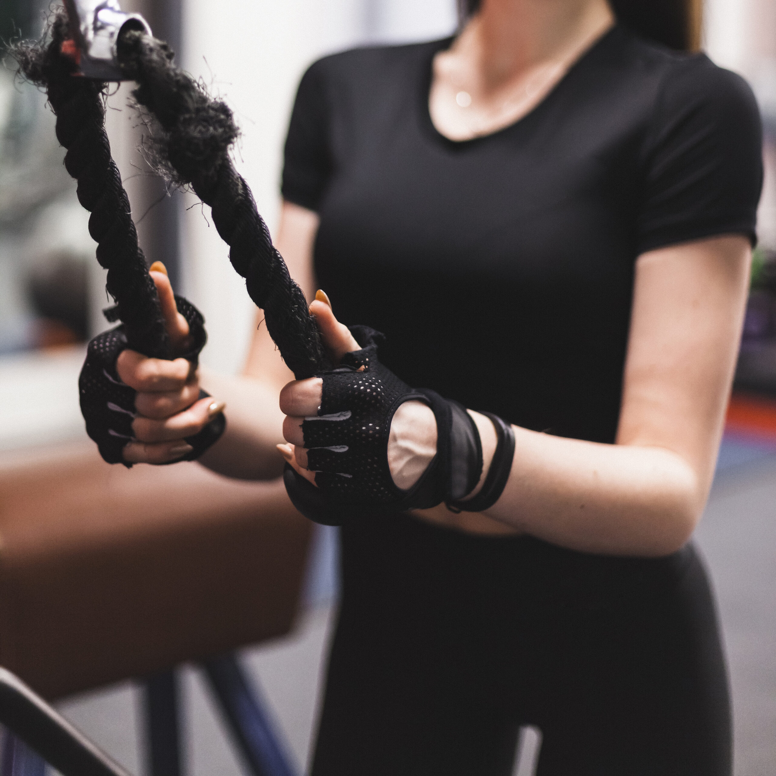 primer-plano-de-la-mano-de-una-mujer-haciendo-ejercicio-de-triceps