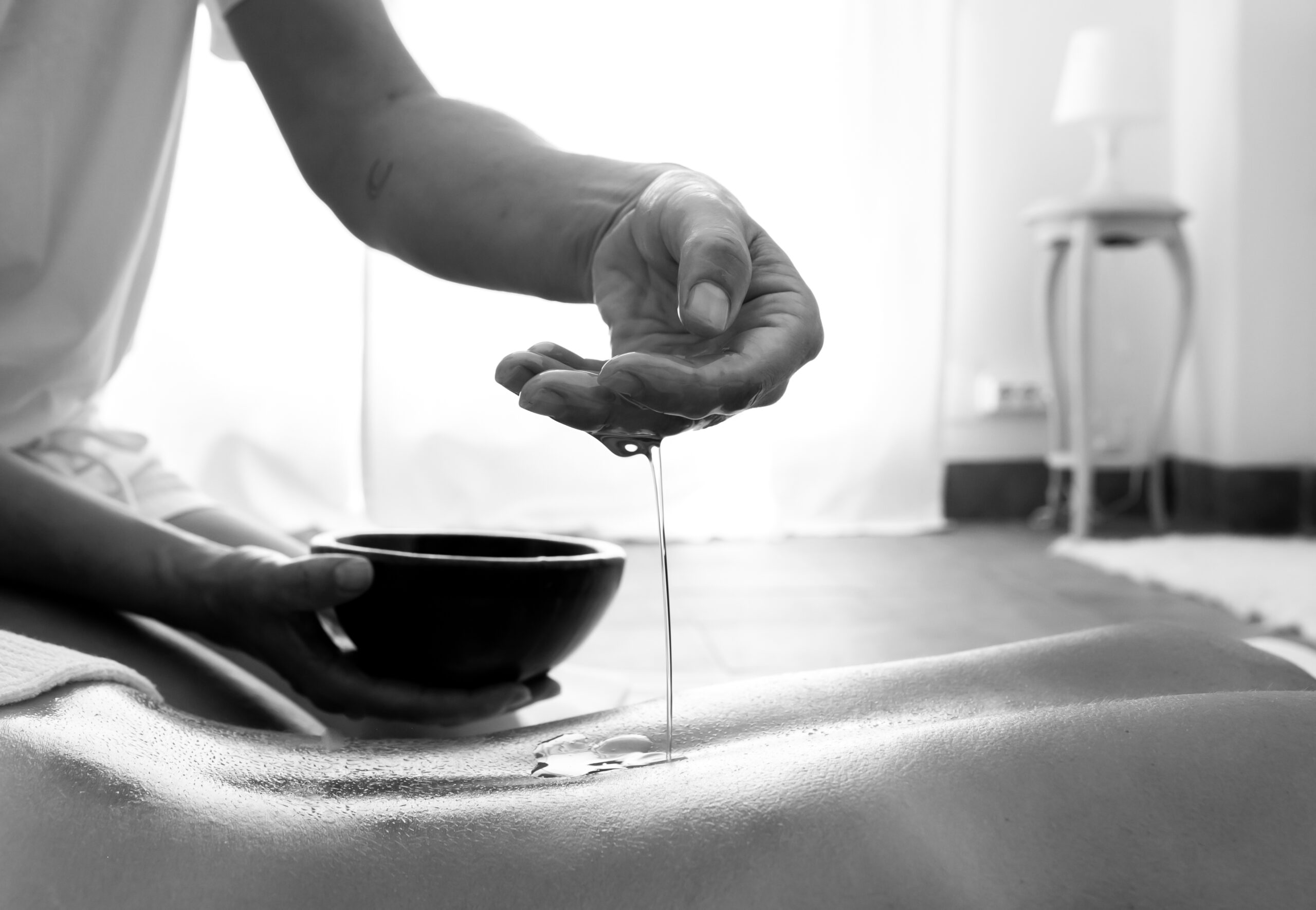 seccion-media-de-una-mujer-usando-aceite-de-masaje